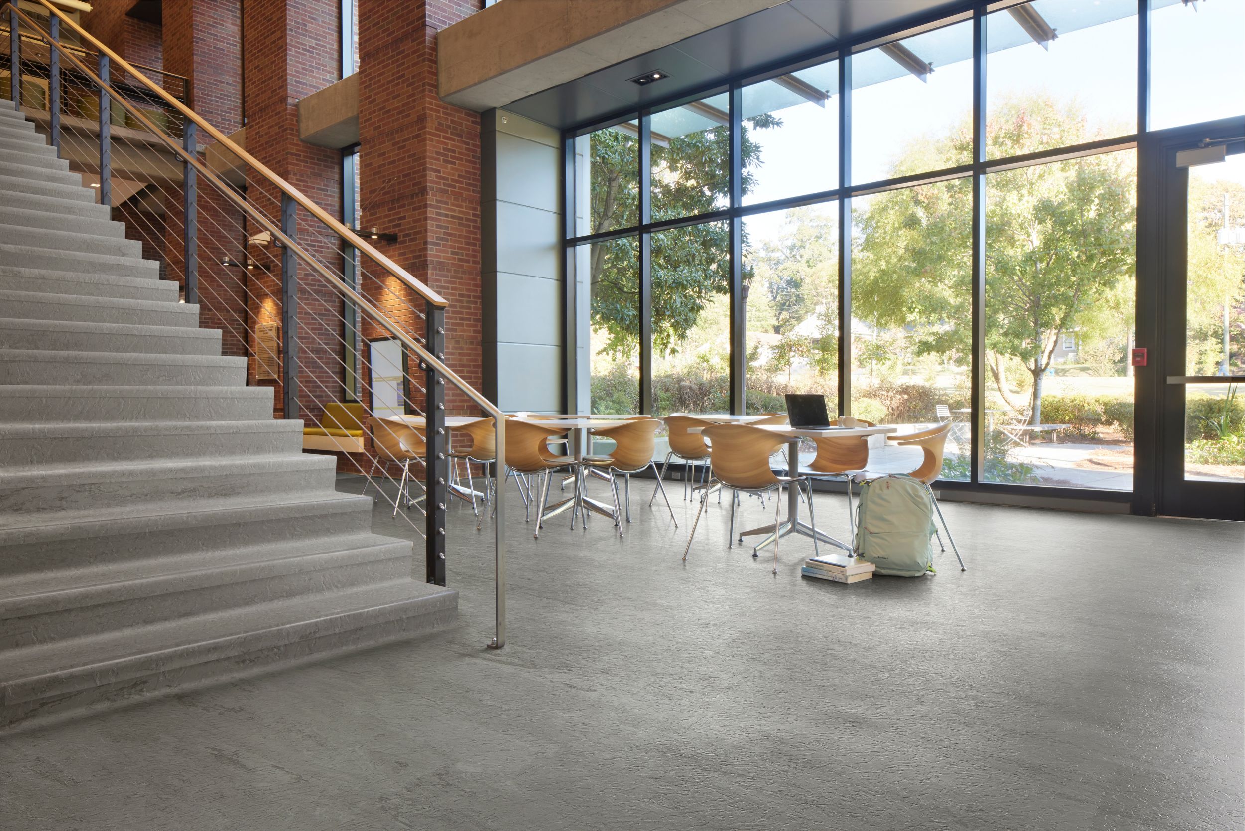 norament 926 arago Rubber Flooring in open space with tables and chairs imagen número 3